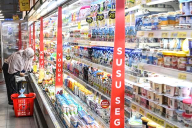 Deretan botol minuman di fasilitas produksi industri sebagai bagian dari upaya dekarbonisasi nasional.