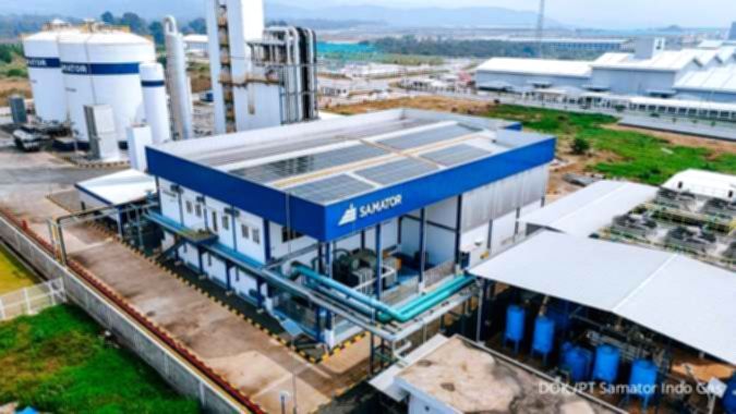 Logo PT Samator Indo Gas Tbk dengan latar belakang gedung perkantoran