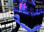 Grafik pergerakan indeks bursa saham Asia di layar monitor perdagangan.