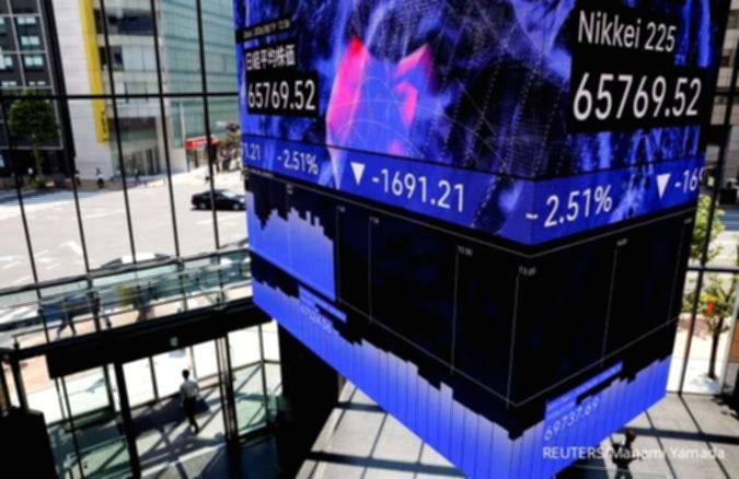 Grafik pergerakan indeks bursa saham Asia di layar monitor perdagangan.