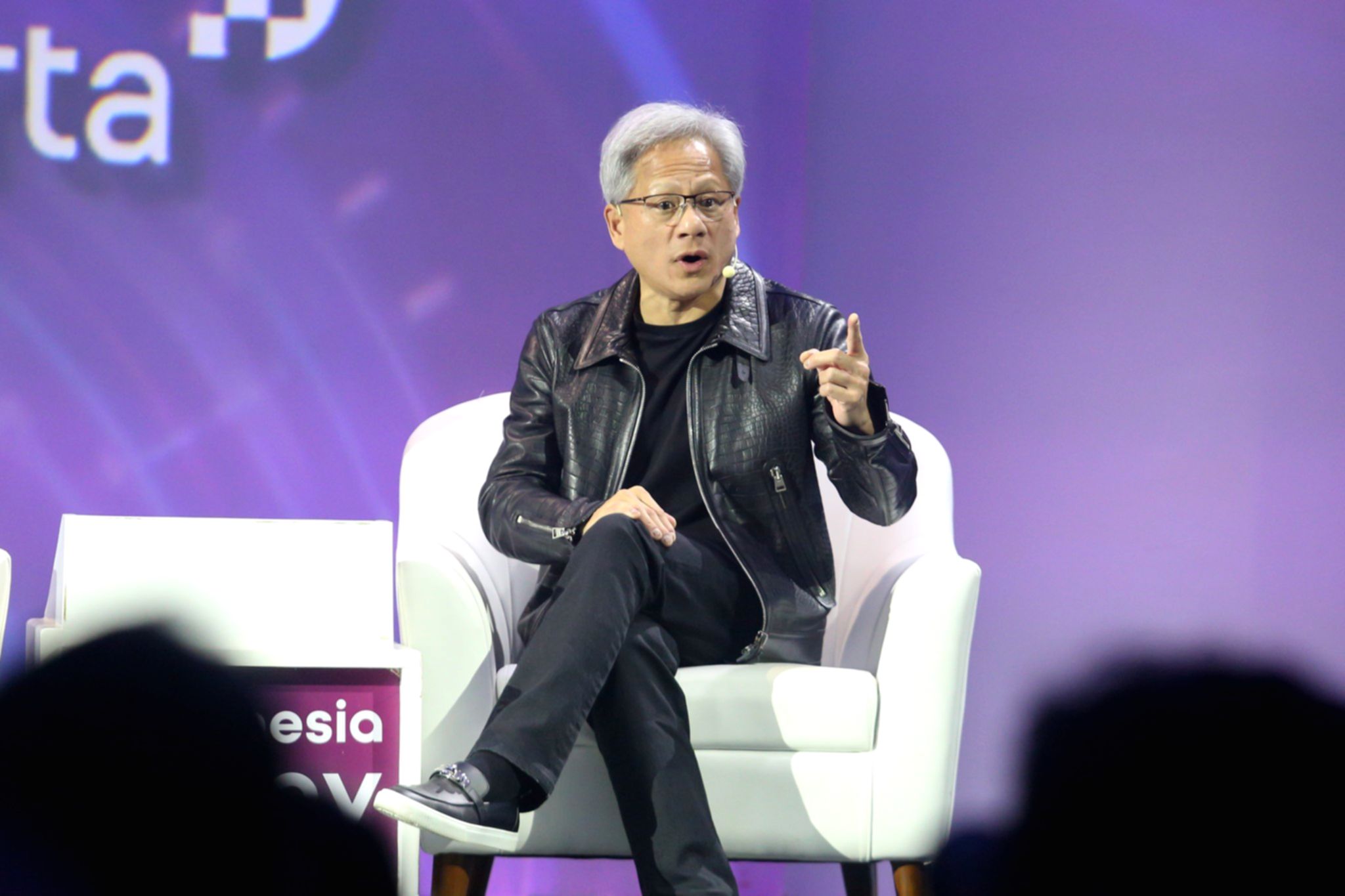 Jensen Huang berbicara di panggung mengenai pengaruh kecerdasan buatan dalam dunia pendidikan global.