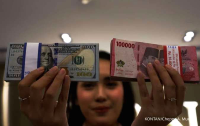 Tampilan grafik pergerakan nilai tukar mata uang Rupiah terhadap mata uang asing di layar monitor keuangan.