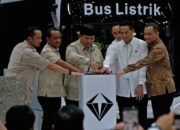 Logo PT VKTR Teknologi Mobilitas Tbk di gedung perkantoran