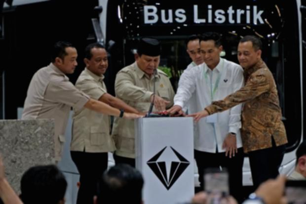 Logo PT VKTR Teknologi Mobilitas Tbk di gedung perkantoran