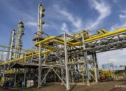 Grafik pergerakan harga saham PT Medco Energi Internasional Tbk di layar monitor perdagangan