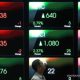 Grafik pergerakan Indeks Harga Saham Gabungan yang menunjukkan tren positif di layar monitor.
