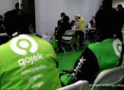 Grafik pergerakan harga saham GOTO di layar monitor bursa efek