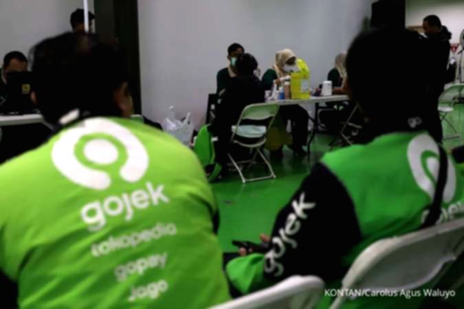 Grafik pergerakan harga saham GOTO di layar monitor bursa efek