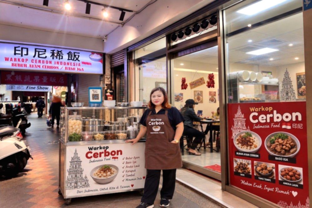 Tati Purwanti berdiri di depan kedai Bubur Cirebon miliknya di Taipei, Taiwan.