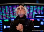 Papan layar elektronik menampilkan pergerakan indeks saham di bursa Wall Street, New York.