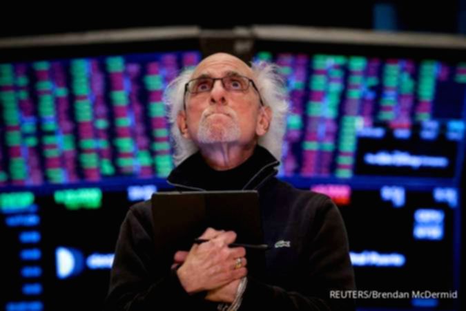 Papan layar elektronik menampilkan pergerakan indeks saham di bursa Wall Street, New York.