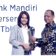 Perwakilan Bank Mandiri menerima penghargaan Katadata ESG Insight Awards 2026 di Jakarta
