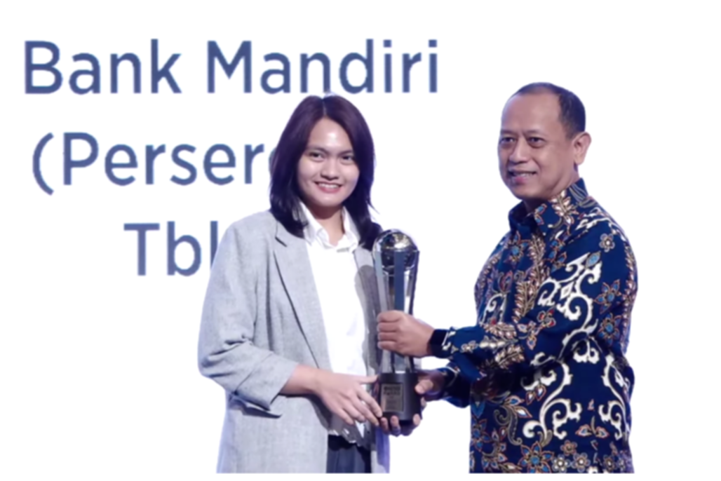 Perwakilan Bank Mandiri menerima penghargaan Katadata ESG Insight Awards 2026 di Jakarta