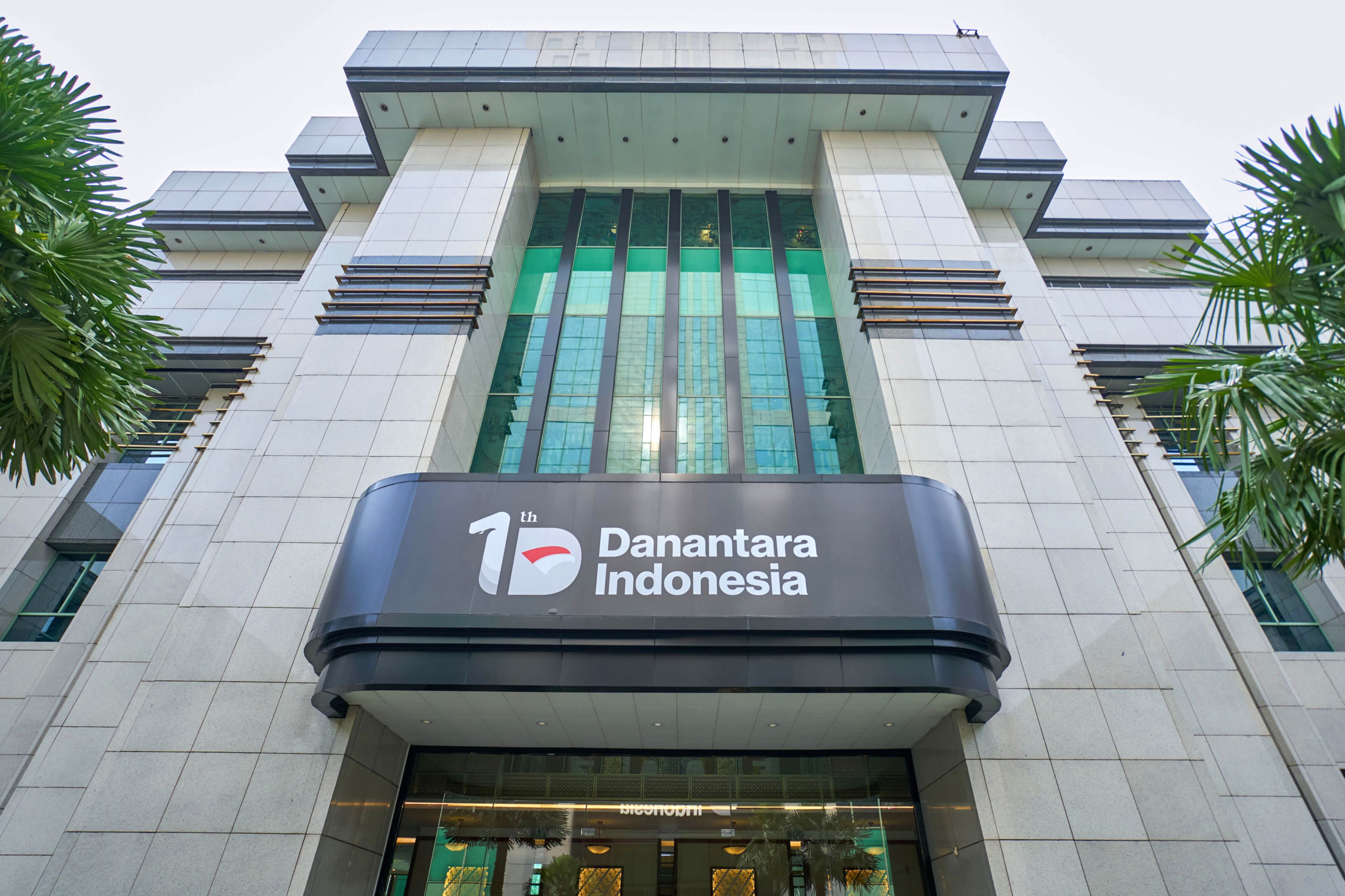CEO Danantara Rosan Roeslani saat memberikan laporan efisiensi BUMN kepada Presiden Prabowo Subianto di Hambalang.