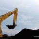 Deretan alat berat pertambangan yang terparkir di area operasional tambang