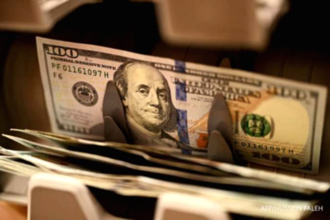 Grafik pergerakan indeks dolar AS (DXY) di layar monitor perdagangan