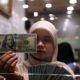 Grafik pergerakan nilai tukar mata uang dolar AS di layar monitor perdagangan.