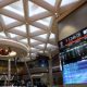 Gedung Bursa Efek Indonesia di Jakarta dengan latar belakang aktivitas pasar modal