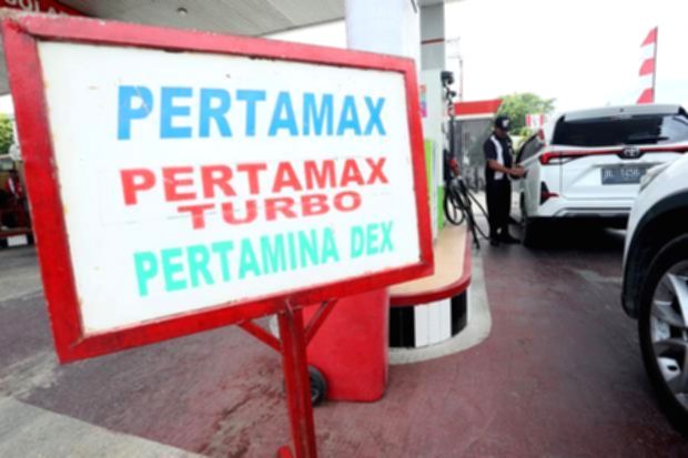 Papan informasi SPBU Pertamina yang melayani pengisian BBM bersubsidi jenis Pertalite dan Biosolar