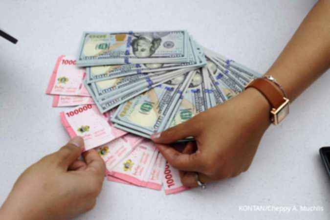 Papan layar elektronik menampilkan pergerakan nilai tukar mata uang rupiah terhadap dolar AS