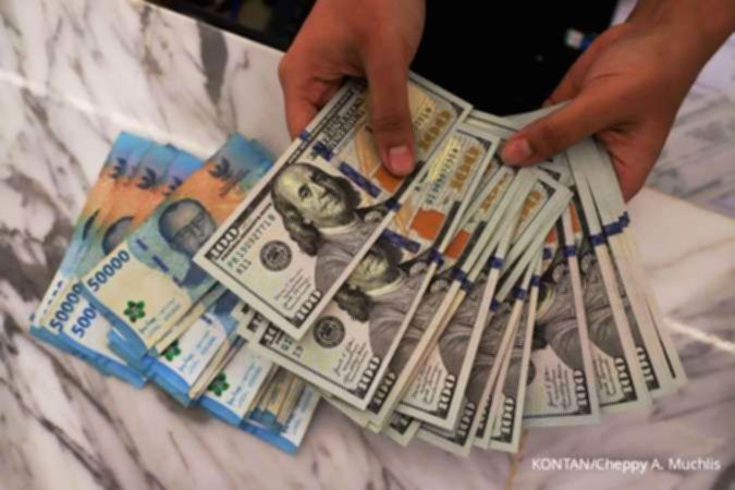 Tampilan layar grafik pergerakan nilai tukar mata uang Rupiah terhadap Dolar AS di bursa efek