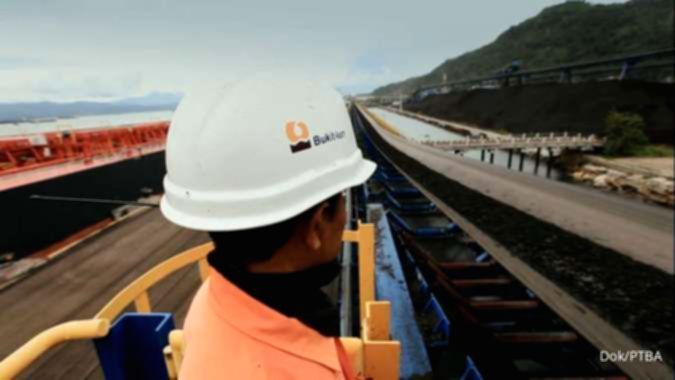 Direktur Hilirisasi dan Diversifikasi Produk PTBA, Turino Yulianto, memaparkan strategi diversifikasi bisnis perusahaan.