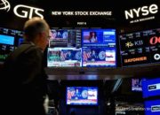 Tampilan layar monitor yang menunjukkan grafik kenaikan indeks bursa saham Wall Street di New York.