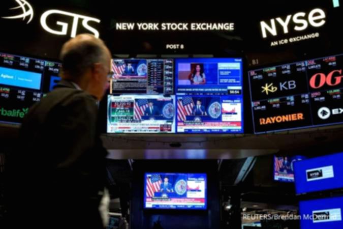 Tampilan layar monitor yang menunjukkan grafik kenaikan indeks bursa saham Wall Street di New York.
