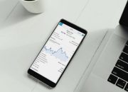 Grafik pergerakan harga saham di layar monitor komputer