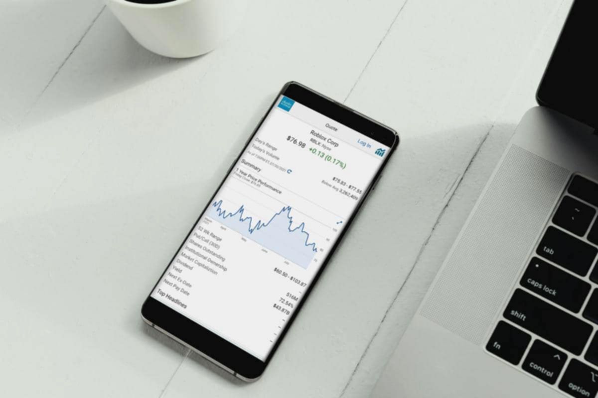 Grafik pergerakan harga saham di layar monitor komputer