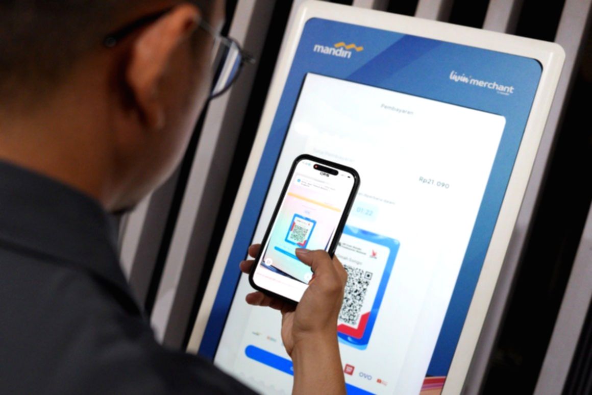 Tampilan antarmuka aplikasi Livin' Merchant di ponsel untuk mendukung operasional pelaku UMKM