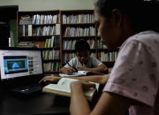 Siswa mengikuti pembelajaran jarak jauh di rumah akibat paparan abu vulkanik Gunung Anak Krakatau.