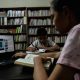 Siswa mengikuti pembelajaran jarak jauh di rumah akibat paparan abu vulkanik Gunung Anak Krakatau.