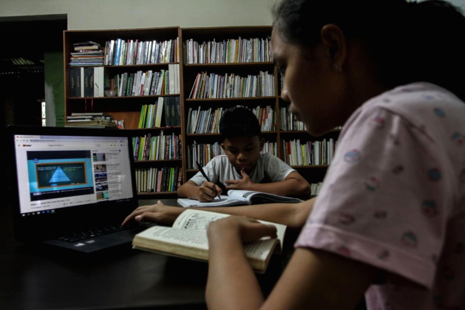Siswa mengikuti pembelajaran jarak jauh di rumah akibat paparan abu vulkanik Gunung Anak Krakatau.
