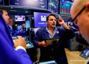 Papan layar elektronik menampilkan pergerakan indeks bursa saham Wall Street yang melemah di New York.