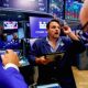 Papan layar elektronik menampilkan pergerakan indeks bursa saham Wall Street yang melemah di New York.