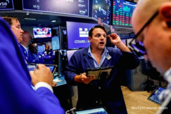 Papan layar elektronik menampilkan pergerakan indeks bursa saham Wall Street yang melemah di New York.