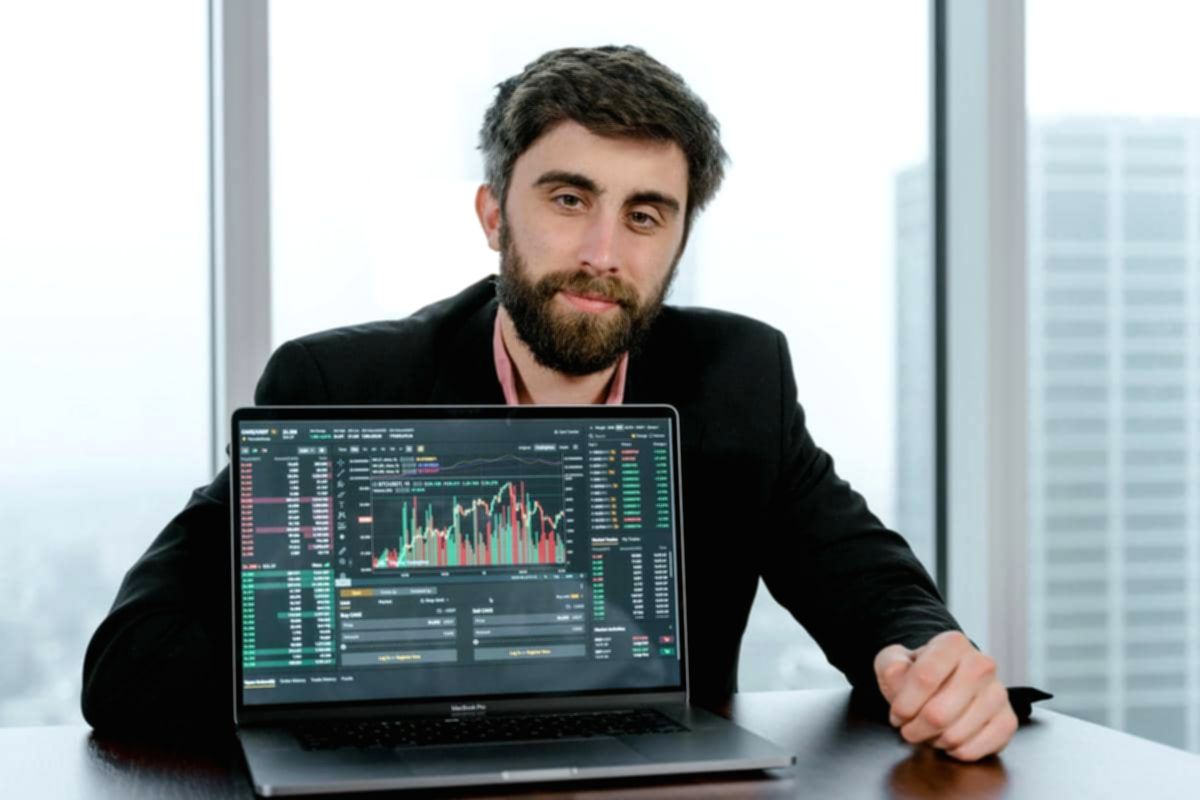 Grafik pergerakan harga saham di layar monitor yang menunjukkan tren koreksi pasar