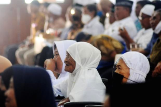 Menteri Haji dan Umrah Mochamad Irfan Yusuf saat memberikan keterangan pers terkait potensi penyesuaian biaya haji 2027.