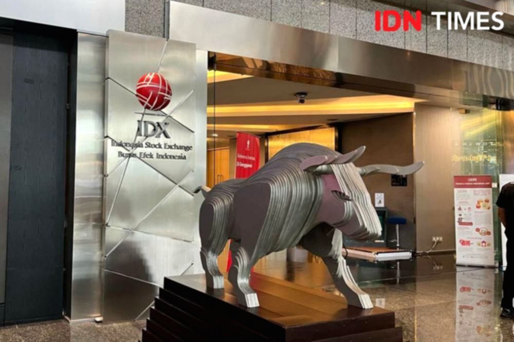 Direktur Utama Bursa Efek Indonesia Jeffrey Hendrik memberikan keterangan terkait pergerakan IHSG