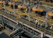 Papan layar bursa efek menampilkan logo dan data perdagangan saham PT Merdeka Battery Materials Tbk (MBMA)