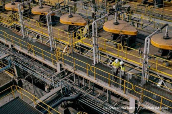 Papan layar bursa efek menampilkan logo dan data perdagangan saham PT Merdeka Battery Materials Tbk (MBMA)