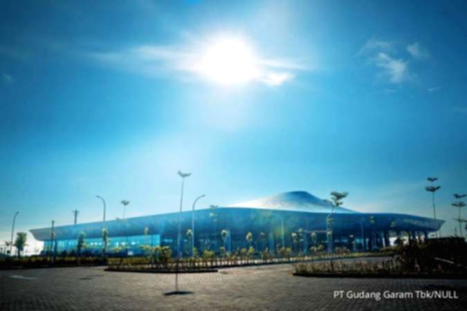 Pemandangan area terminal dan landasan pacu Bandara Dhoho di Kediri, Jawa Timur.