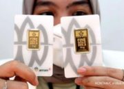 Suasana layar monitor perdagangan saham di Bursa Efek Indonesia dengan grafik pergerakan harga saham