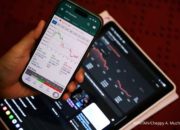 Grafik pergerakan Indeks Harga Saham Gabungan di layar monitor bursa efek