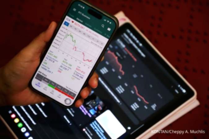 Grafik pergerakan Indeks Harga Saham Gabungan di layar monitor bursa efek