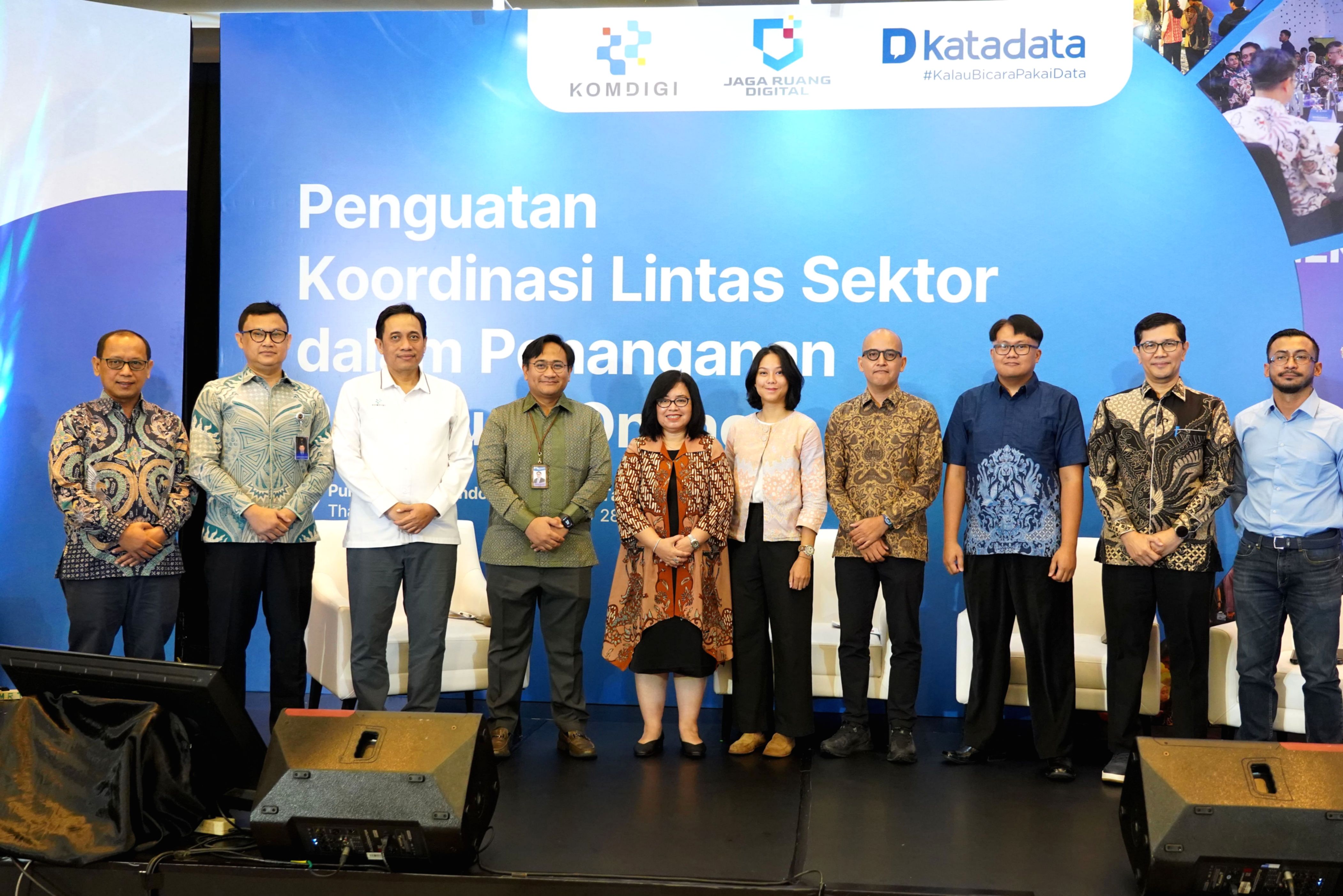 Ilustrasi kolaborasi pemerintah dan industri dalam upaya pemberantasan penipuan daring di Indonesia