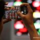 Papan layar elektronik Bursa Efek Indonesia yang menampilkan pergerakan indeks saham IHSG di Jakarta.