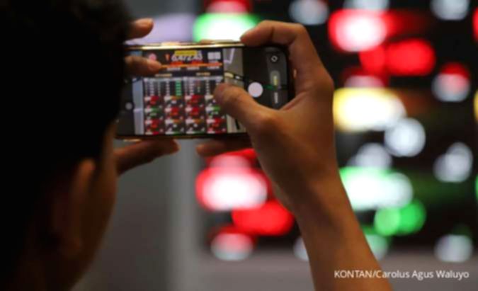 Papan layar elektronik Bursa Efek Indonesia yang menampilkan pergerakan indeks saham IHSG di Jakarta.