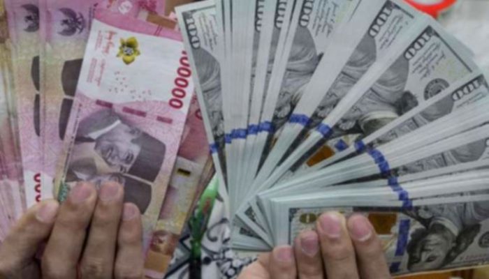 Harga Minyak Melonjak, Rupiah Tertekan di Awal Pekan Ini